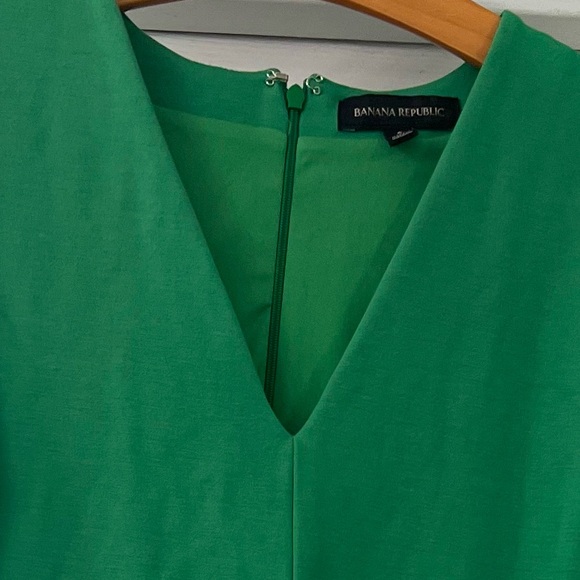 Banana Republic Vibrant Green V Neck Dress Sz 6
Work /Special Occasion - Picture 5 of 6